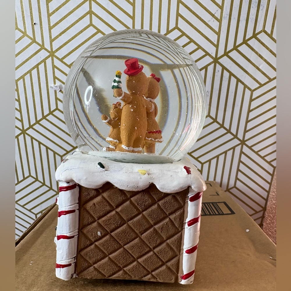 Gingerbread family Train Snow Globe - Picture 7 of 12